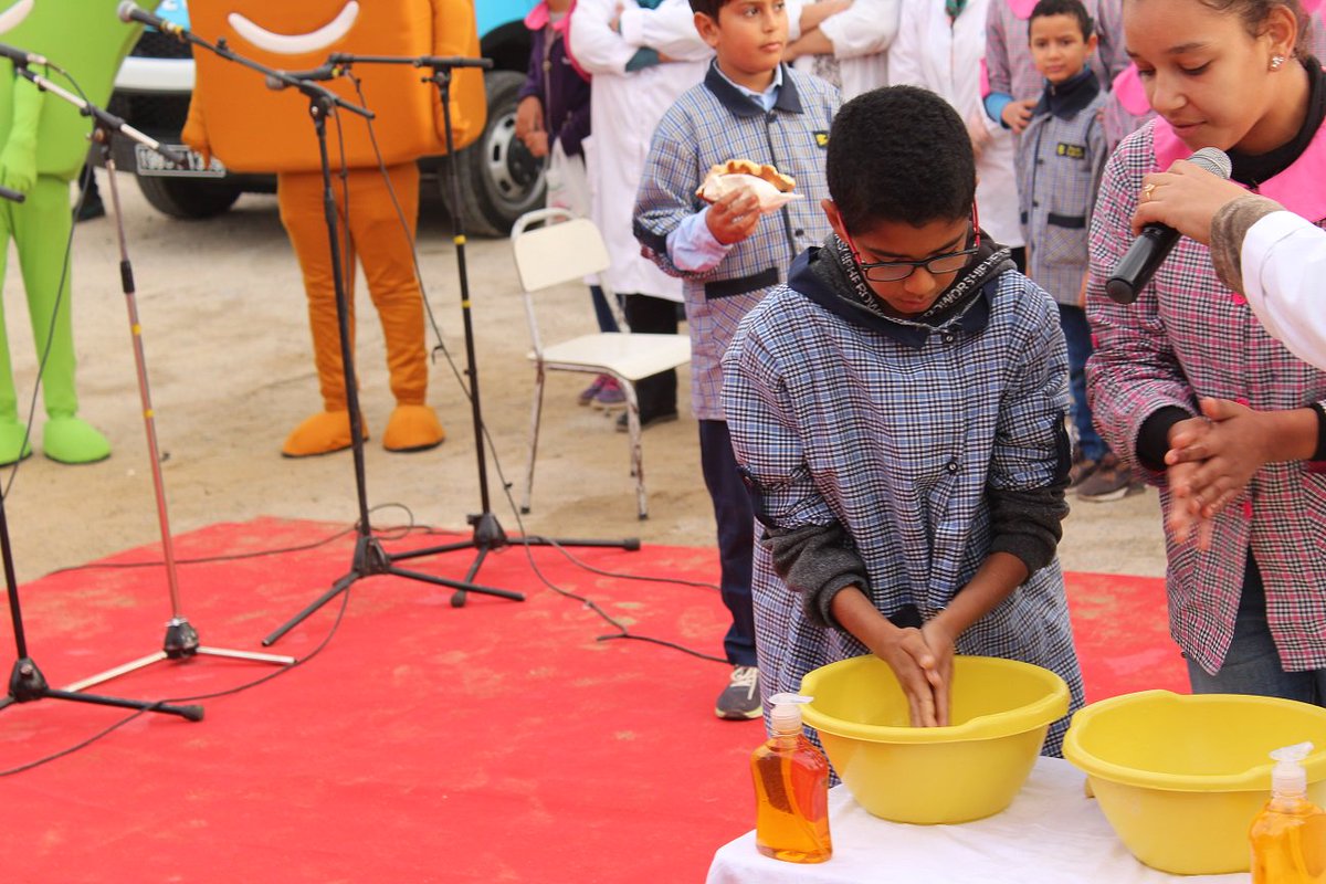 AICS_Tunis's tweet photo. Oggi ci laviamo le mani con i bambini. Il @Min_Education_ tunisino e l’Ambasciatore d’Italia alla scuola elementare Ezzahra Jdaida per promuovere l’igiene scolastica. Un’iniziativa del progetto finanziato da @aics_it e realizzato da @UnicefTunisie per un’educazione di qualità https://t.co/87nxrzgZkL
