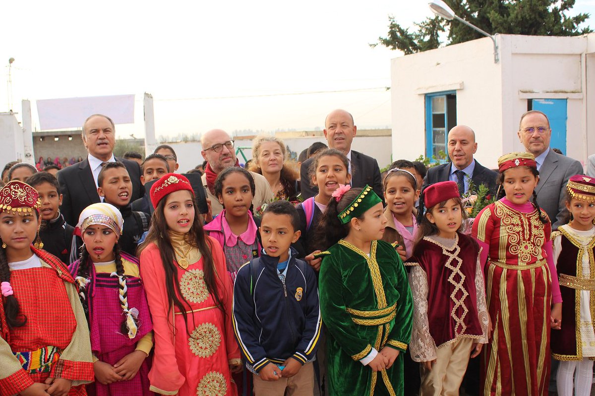 AICS_Tunis's tweet photo. Oggi ci laviamo le mani con i bambini. Il @Min_Education_ tunisino e l’Ambasciatore d’Italia alla scuola elementare Ezzahra Jdaida per promuovere l’igiene scolastica. Un’iniziativa del progetto finanziato da @aics_it e realizzato da @UnicefTunisie per un’educazione di qualità https://t.co/87nxrzgZkL