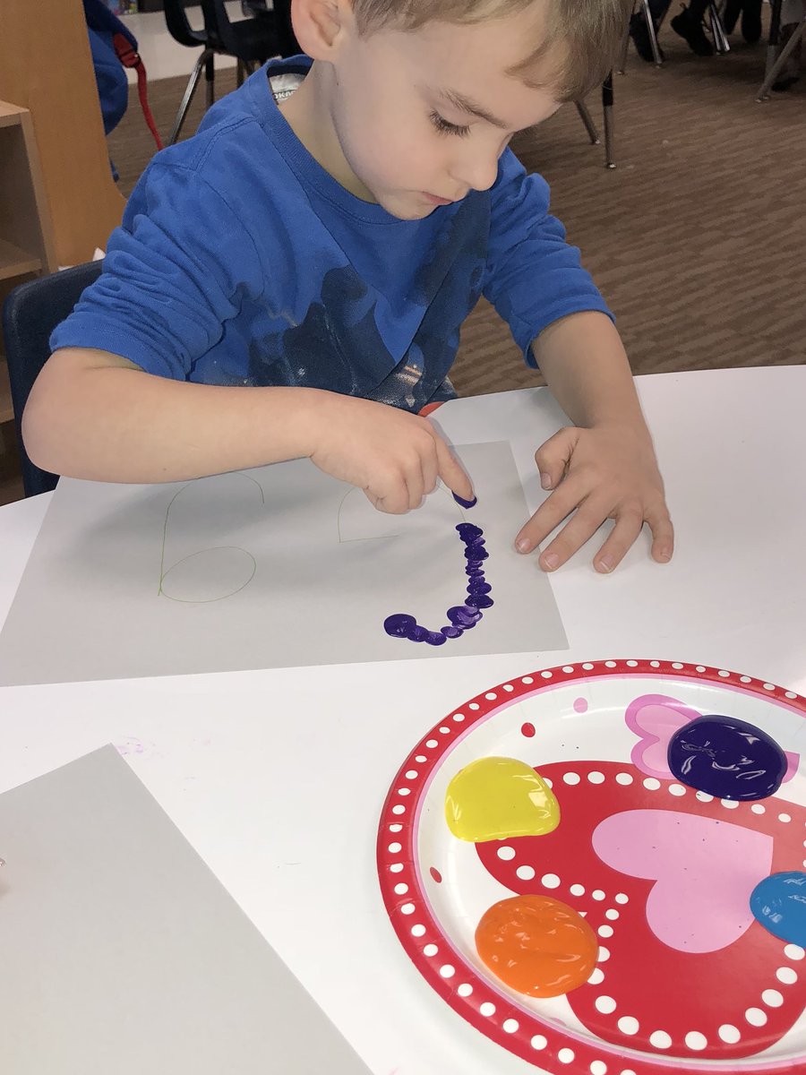 mrswilsonLES's tweet photo. 4K is learning the letter G with finger paint 😊 #4KFun #PrideIn5 @LeaphartElem https://t.co/KHhOOhRPjG