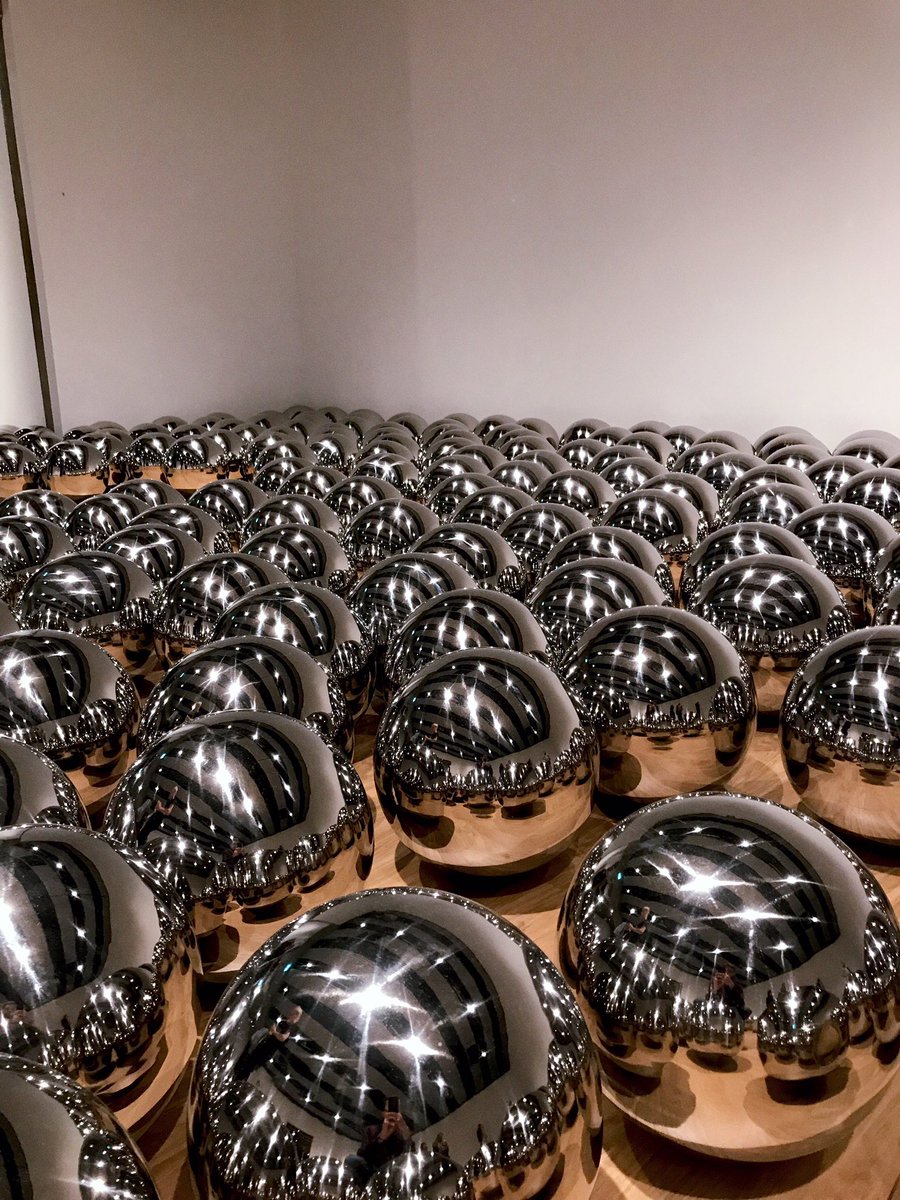 ItsPacoDelRey's tweet photo. #YayoiKusama โs site-specific installation #NarcissusGarden , shown as part of #shapeshifters exhibition at @haywardgallery and consisting of a thousand stainless steel bulbs, comunicates idea of compulsive repetion, infinity, and obliteration.
#infinitykusama https://t.co/JqBUBgH1IP
