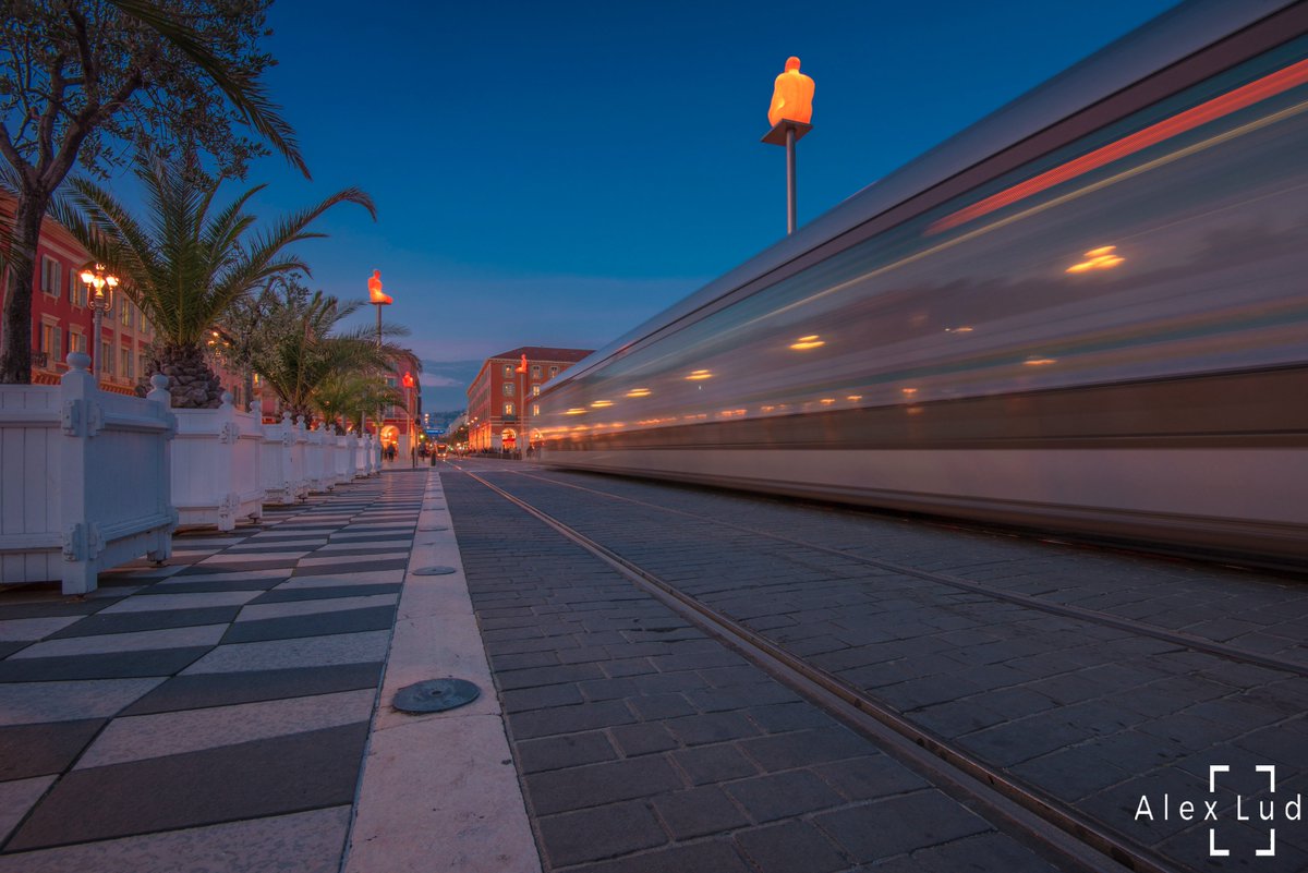 AlexLud1's tweet photo. Nice - Place Masséna 📷😀#JeudiPhoto #nice06 #IloveNice #cotedazurnow #frenchriviera #placemassena #tramway #motionblur @villedenice https://t.co/qBQWv9tUuI