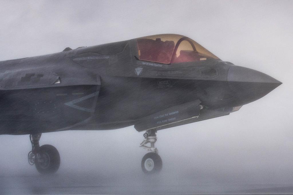 Rain or Shine 

F-35B Testing aboard @HMSQnlz continues, and all eyes remain on the prize: Equipping the UK with decisive strike capability from the seas. #F35onDeck