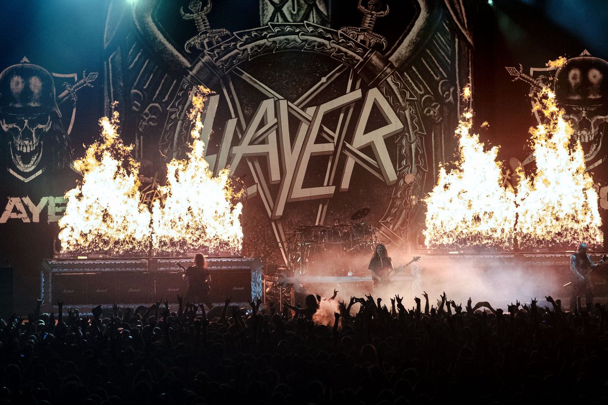Na 37 jaar houdt metalband <a href="/Slayer/">Slayer</a> het voor gezien, vanavond spelen ze voor het laatst in Nederland. Het immense legioen fans rouwt. @pvdp bezocht een van de laatste concerten. "Slayer is als een voetbalclub. Je blijft ze trouw." nrc.nl/nieuws/2018/11…