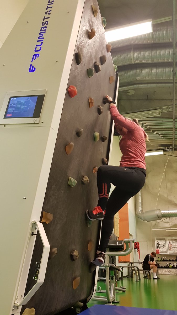 JenniBBoxing's tweet photo. Kiipeilykone! Vaikeaa ja Apuaa! mutta hauskaa! 😄
Nyrkkeilytreenin päätteeksi tähtäsimme huipulle.🔝 #climbstation https://t.co/z1y9QXGTvo https://t.co/h7KHxzkCXw