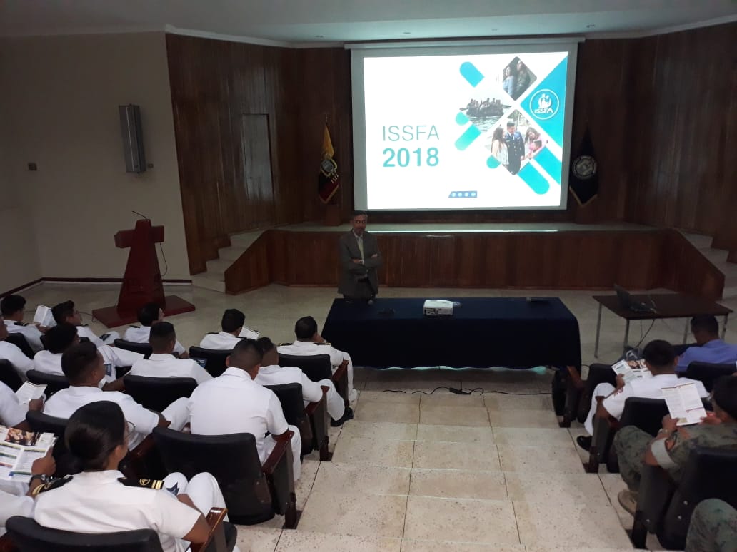 ISSFA_ECUADOR's tweet photo. [AHORA]🤝
🤝Continuamos recorriendo 🇪🇨 "Issfa más cerca de ti"
El Director General del #Issfa Capitán de Navío EMC. (SP) Alejandro Vela Loza, realiza exposición sobre beneficios al personal @armada_ecuador de la Base Naval Sur #Basuil #Guayaquil. https://t.co/9FEfIoL3ID
