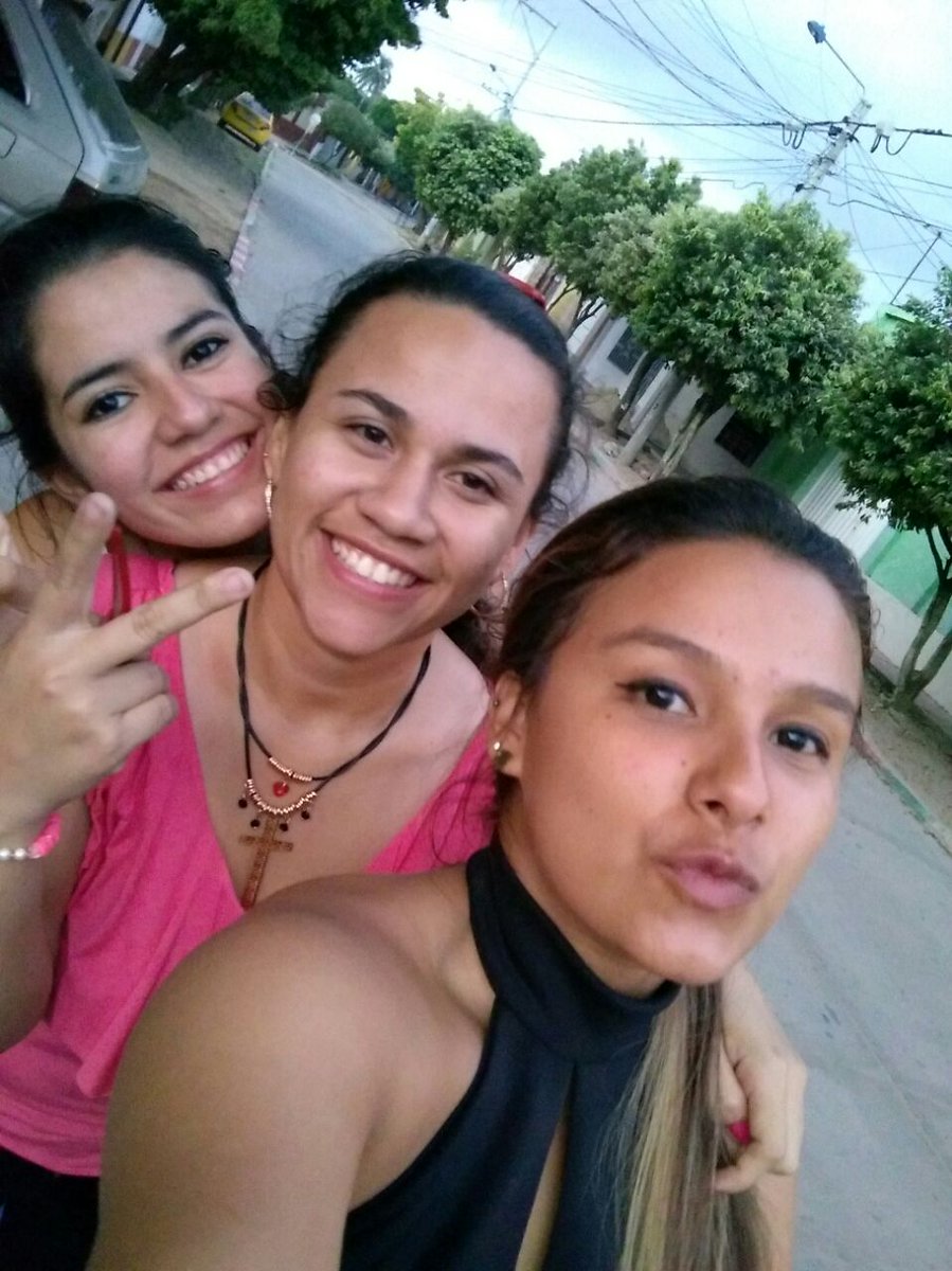 lorenaojeda23's tweet photo. Las extraño mores💛💜❤ #tbt #nomefallan #lasmejores @glamprea8a @DiveanaAndrea https://t.co/BO425jKnCD