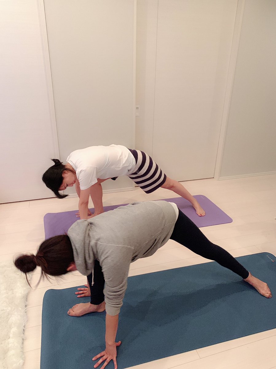 Gsg 倉持由香 今日は仲良しのスタイリストさんと一緒にももえ先生のヨガレッスンを自宅で受けました 尻ポーズの影響で反り腰 になってしまってるのでヨガ続けないと 最後の瞑想タイム気持ちよかった