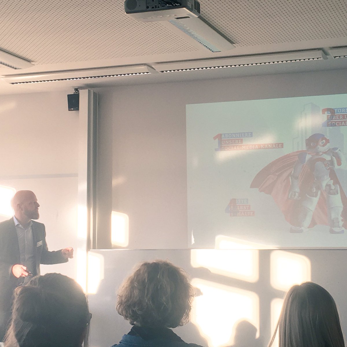 infsocblog's tweet image. Pressesprecher @amendedestages von @MediaSaturn erzählt an der  #fhkiel wie man zum Social Media Held wird.