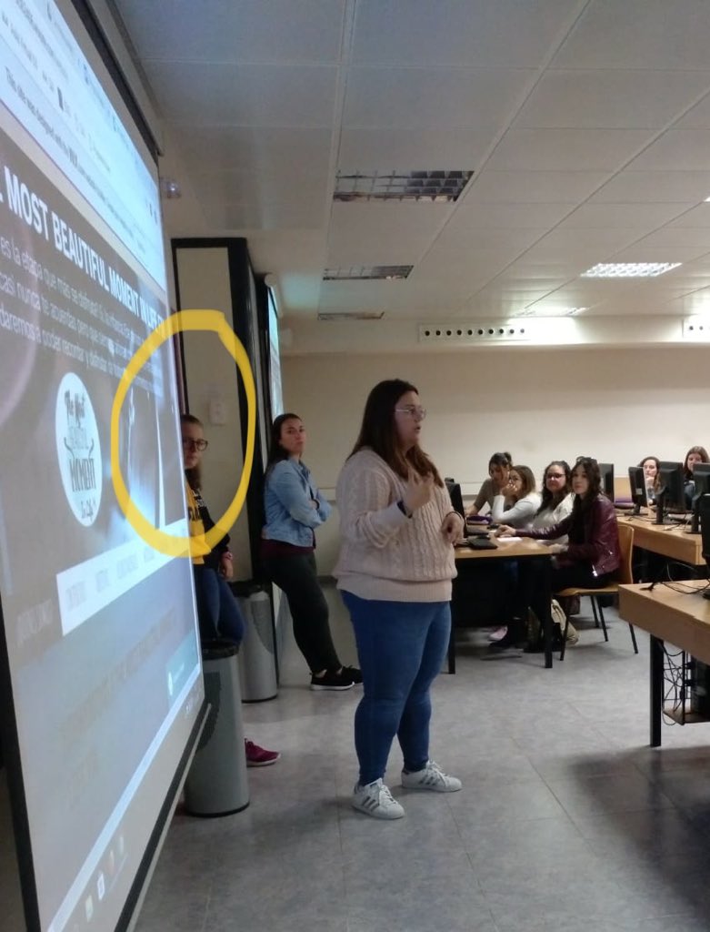 Per fi hem expossat la nostra radio! <a href="/TheMost58206623/">The Most Beautiful Moment In Life FM</a> encara que a la foto faça un poc de por i no ho parega, estava amb ganes per dins 😅😂📻 #MI1013A