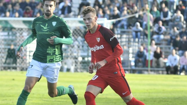 SVQBRS1's tweet photo. 🤔 ¿Qué prefieres?

RT ➡️ Subir a Javi Vázquez
MG ➡️ Fichar a Alberto Moreno https://t.co/SJDT0HGDxr