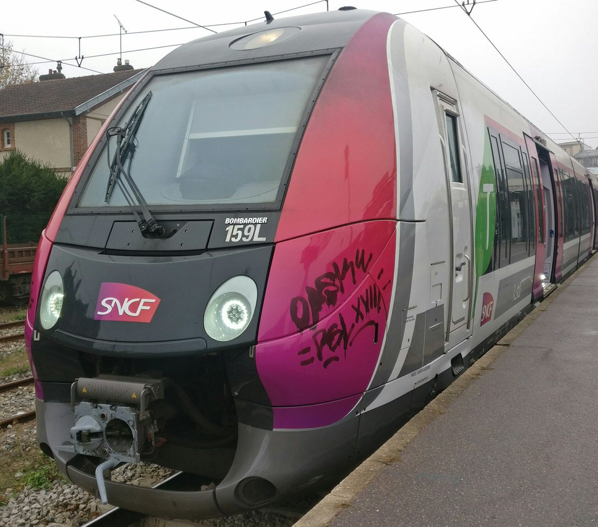 MikScarlet's tweet photo. Er? In the UK we're told an internal automatic ramp for trains isn't possible, yet here in Paris here they are. 
This station is about to have it's platform lowered to allow the ramp to deploy too.
Proof commitment leads to action. Proves it can be done too. https://t.co/bBANFKXKcv