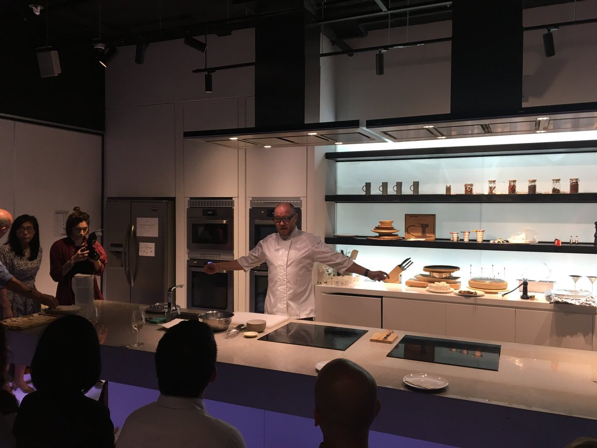 ChooseRightHK's tweet photo. Thanks Chef Neil Tomes and Pacific Rich Resources for the Salmon Masterclass at @foodiehk kitchen this week. Stay tuned to find out why your #salmon look and taste that way. #sustainableseafood #chooseright #weonlyliveonce #consciousliving #change https://t.co/nINdiVWNKp