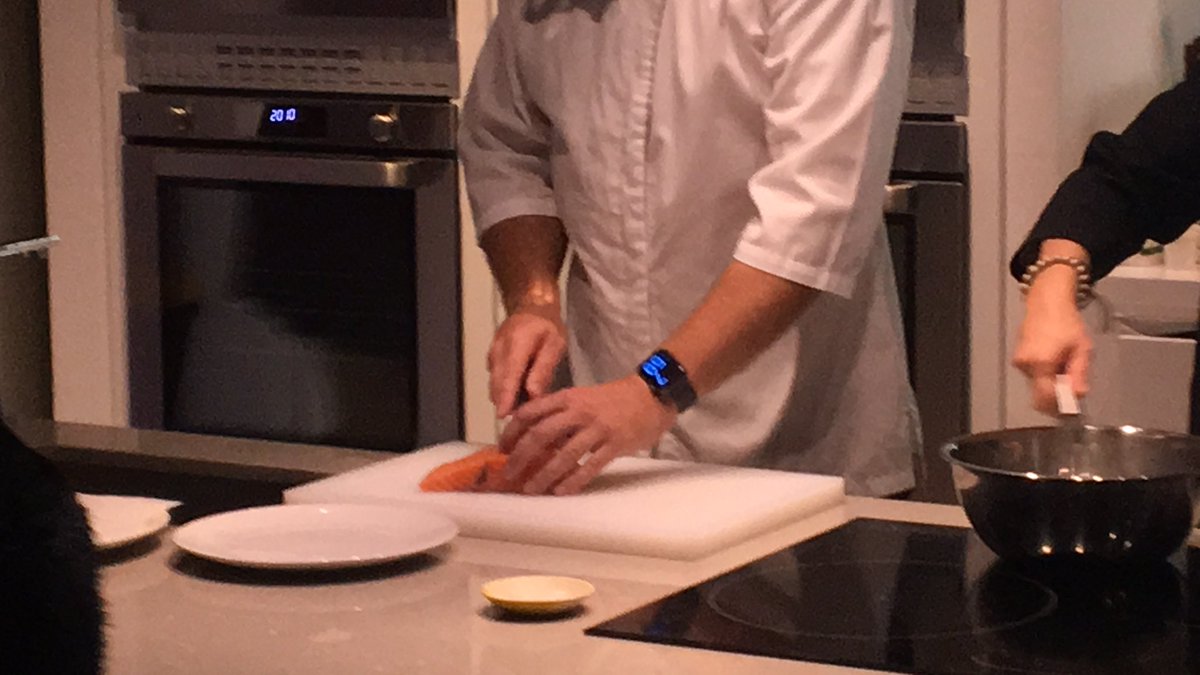 ChooseRightHK's tweet photo. Thanks Chef Neil Tomes and Pacific Rich Resources for the Salmon Masterclass at @foodiehk kitchen this week. Stay tuned to find out why your #salmon look and taste that way. #sustainableseafood #chooseright #weonlyliveonce #consciousliving #change https://t.co/nINdiVWNKp
