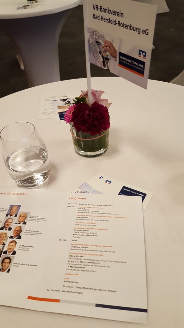 VRBankverein's tweet photo. Wir grüßen euch heute aus Frankfurt 🏢 vom Wirtschaftstag 2018!
Gemeinsam mit interessierten Mitgliedern & Kunden hatten wir ein tolles und abwechslungsreiches Programm zum Motto:
🔹 Modernisierung Deutschlands - Made by Mittelstand 🔹
#wt18 https://t.co/VI1z05plls