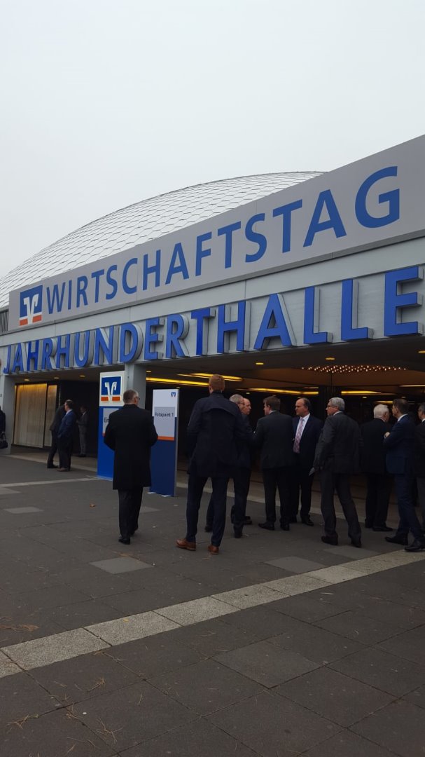VRBankverein's tweet photo. Wir grüßen euch heute aus Frankfurt 🏢 vom Wirtschaftstag 2018!
Gemeinsam mit interessierten Mitgliedern & Kunden hatten wir ein tolles und abwechslungsreiches Programm zum Motto:
🔹 Modernisierung Deutschlands - Made by Mittelstand 🔹
#wt18 https://t.co/VI1z05plls