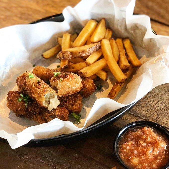PANTRYbyrubrack's tweet photo. Sweet dreams are made of cheese, who are we to disagree?🧀
#veganph #vegan #vegetarianph #vegetarian #vegandiet #vegetariandiet #PANTRYbyrubrack #cheesesticks #cheese #vegancheese #snacks #yummyph #whattoeatph #restaurantsph #merienda #eatlocal #picapica #dairyfree #frenchfries https://t.co/B0BDo5mgBS