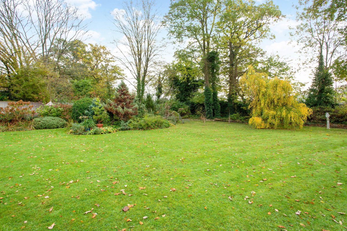 HamptonsWindsor's tweet photo. NEW INSTRUCTION! A 5 bedroom detached property on a stunning sizeable #cornerplot of 0.4 acres, with #scopetoextend (stnc) #stleonardshill #windsorpropertiesforsale Contact us for further details 01753 855555 https://t.co/mbcVc36j7O
