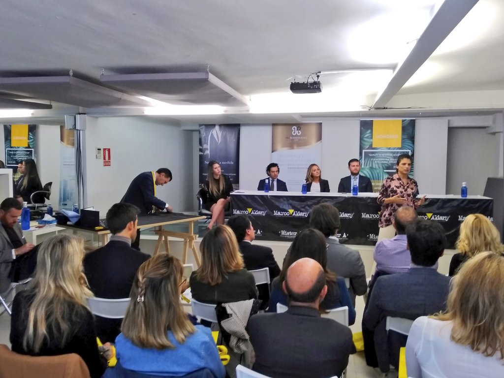 LuisMiguelAlbor's tweet photo. Miembros del @ProBusinessPla1 hablando de propuesta de valor, Lujo, Estilo.... #Hercotex #MondekoDesignBrokers #SmartDiplomacy #BMW #MiCasaInn https://t.co/T7DWugia6w