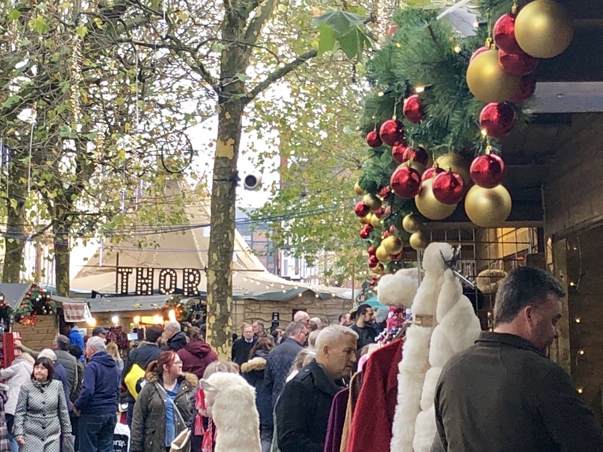YorkLife1's tweet photo. Christmas time in York: the start of St. Nicholas Fair. #York #stnicholasfair #christmas #market @VisitYork @indieyorkmap #parliamentstreet https://t.co/ekneLjH8mE