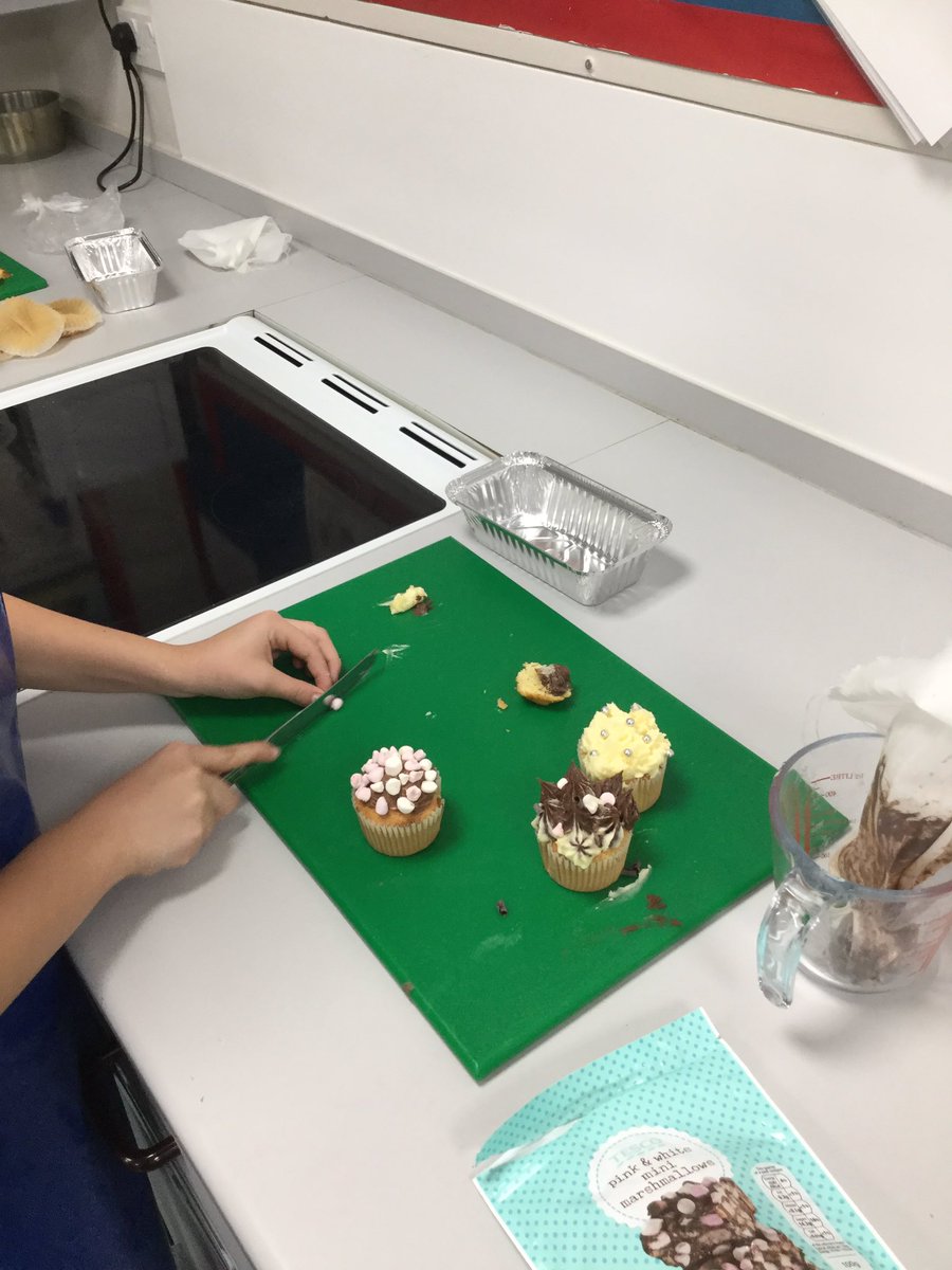 AshfordFood's tweet photo. Year 8’s getting creative with their cake decorating #skills https://t.co/OtDpPUFSkf