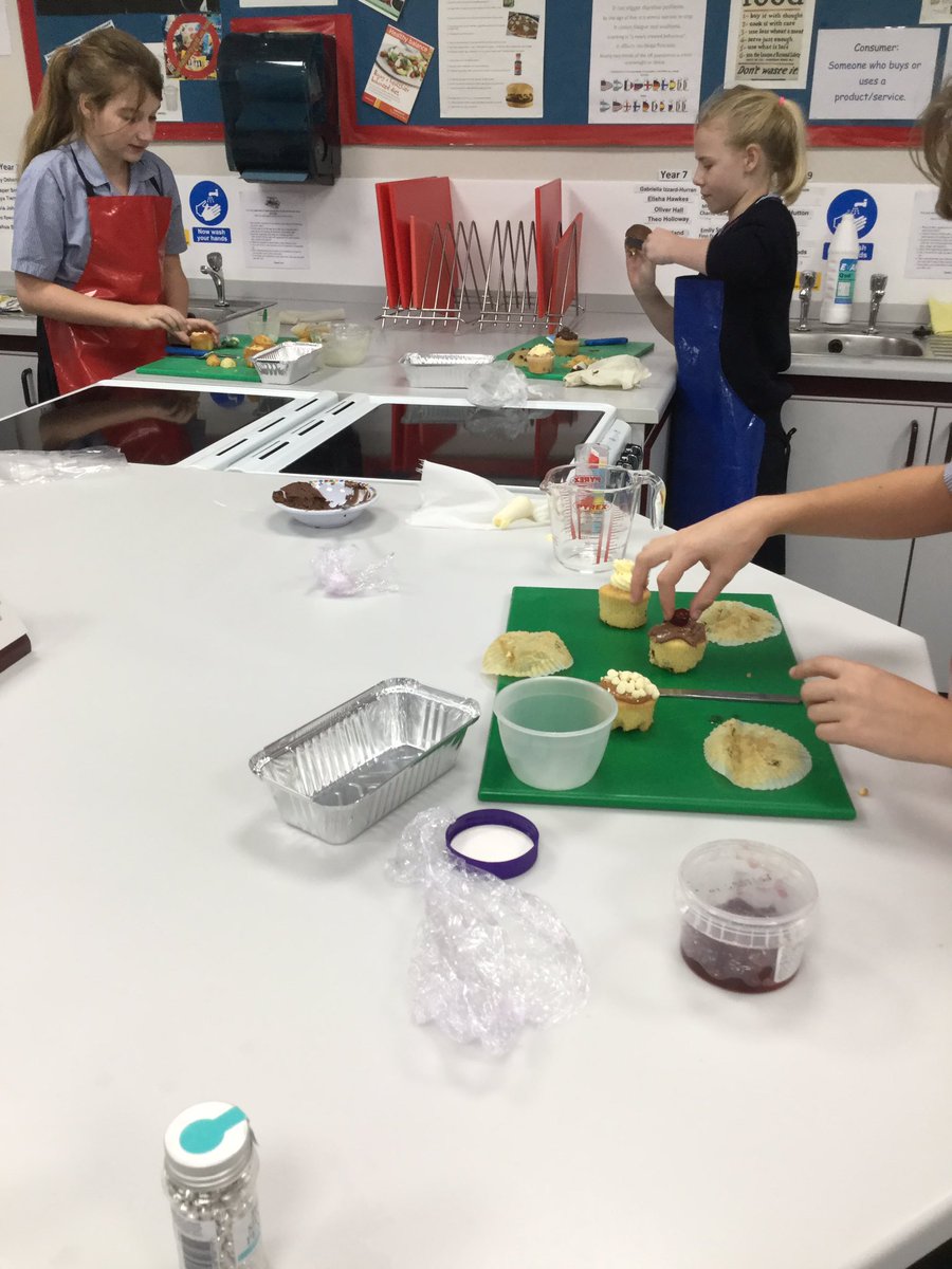 AshfordFood's tweet photo. Year 8’s getting creative with their cake decorating #skills https://t.co/OtDpPUFSkf