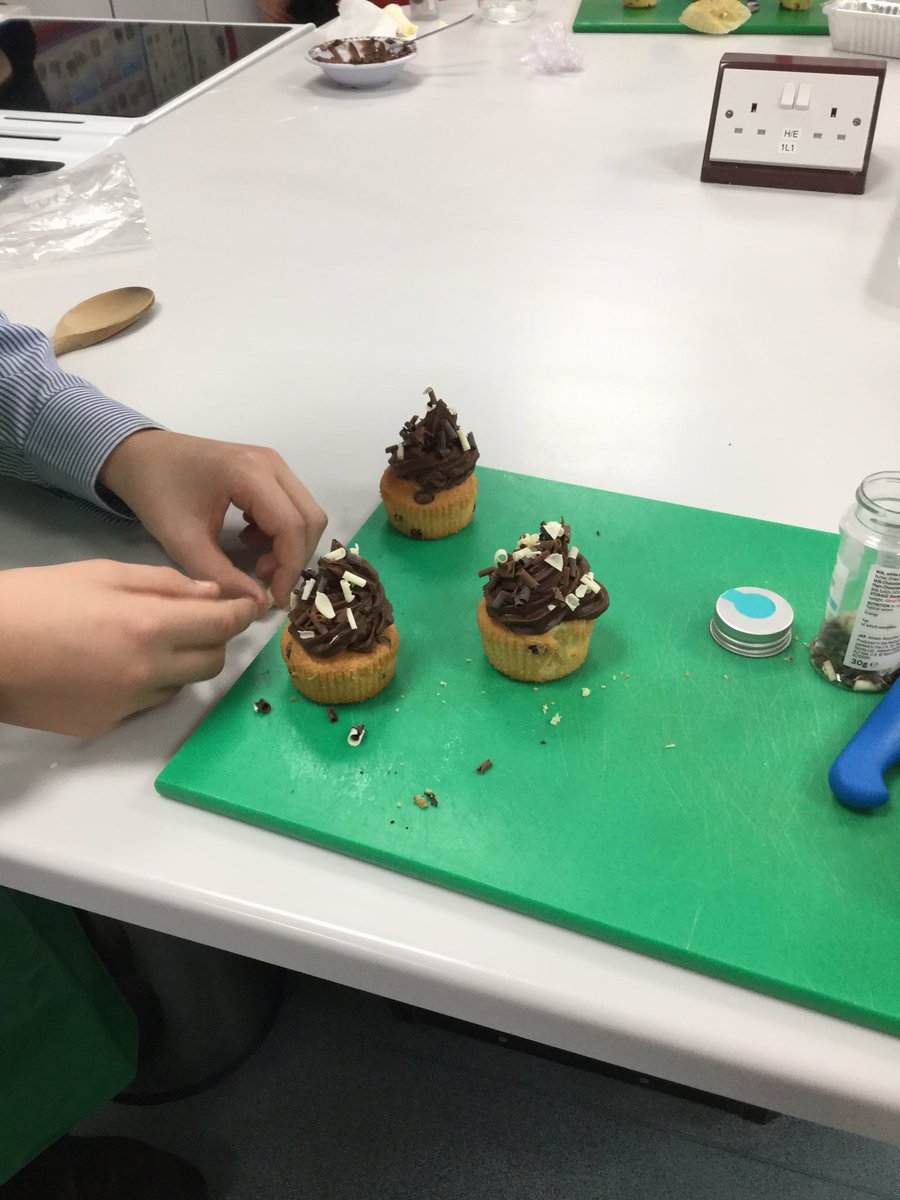 AshfordFood's tweet photo. Year 8’s getting creative with their cake decorating #skills https://t.co/OtDpPUFSkf