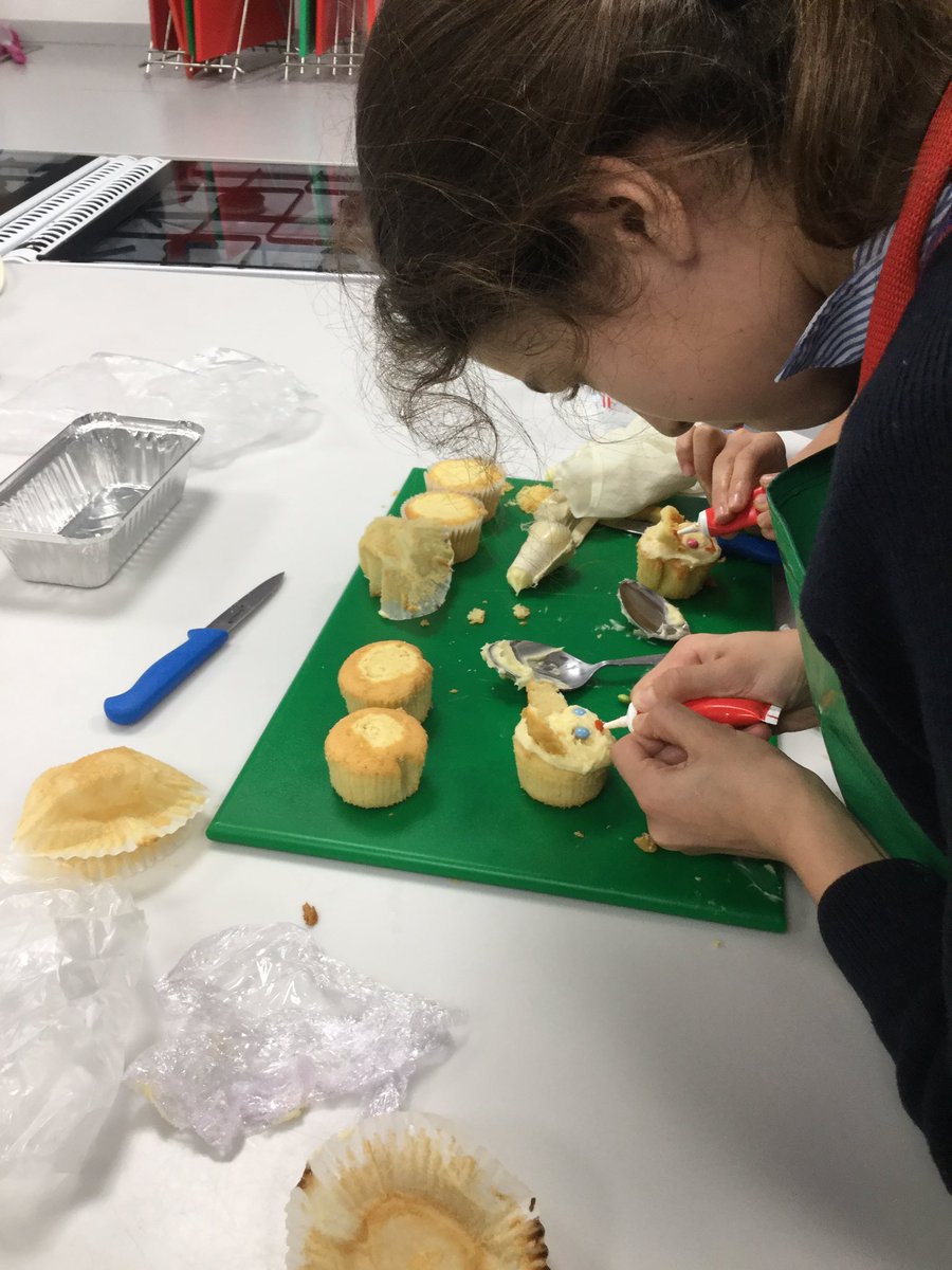 AshfordFood's tweet photo. Year 8’s getting creative with their cake decorating #skills https://t.co/OtDpPUFSkf