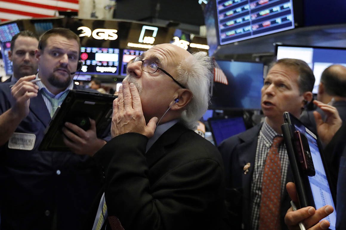 onn_star's tweet photo. I swear, this is the only guy that works on the NYSE trading floor. They just have him trade for dramatic photo ops. Whether bull or bear, he LIVES for the camera. https://t.co/DafxPElrns
