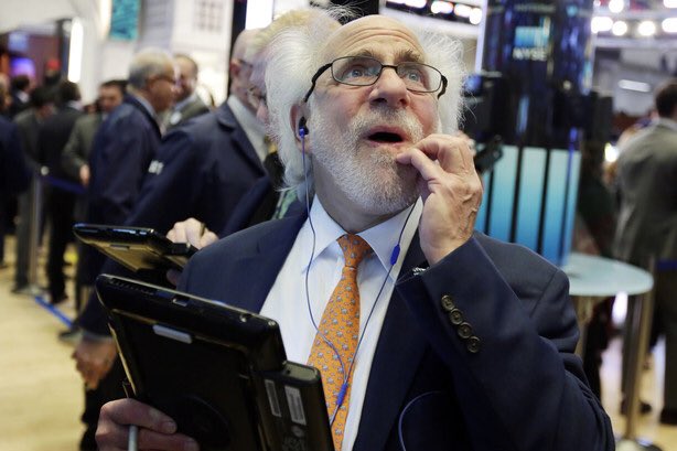 onn_star's tweet photo. I swear, this is the only guy that works on the NYSE trading floor. They just have him trade for dramatic photo ops. Whether bull or bear, he LIVES for the camera. https://t.co/DafxPElrns