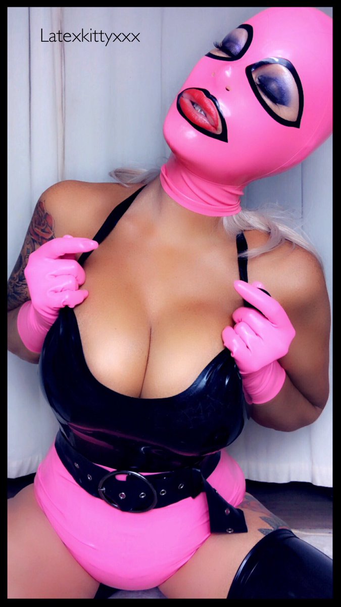 Latexkittyxxx's tweet photo. Love my new gloves and hot pants from @rubberfashion ... I also sell used latex gloves .... on me for details 🎀 https://t.co/KS1TJoEDX9