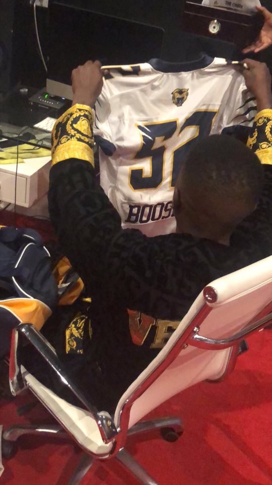 ChoppsTV's tweet photo. Gave big dawg @BOOSIEOFFICIAL a #Creek jersey for his gday among other things I’m tryna put us on the map Battle Creek I promise it’s comin 🔥💯💪🏾 #LBE happy gday badazz https://t.co/6L38L153BF