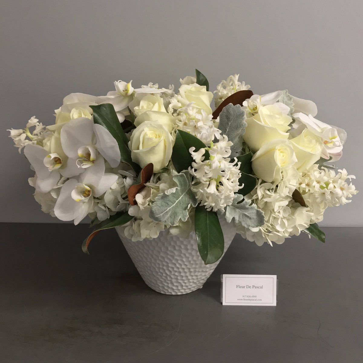 @fleurdepascalny  #signature #whiteandgreen #luxurious #floralarrangement #fleurdepascalny #orchids #fleur #nycflorist #fragrantflowers