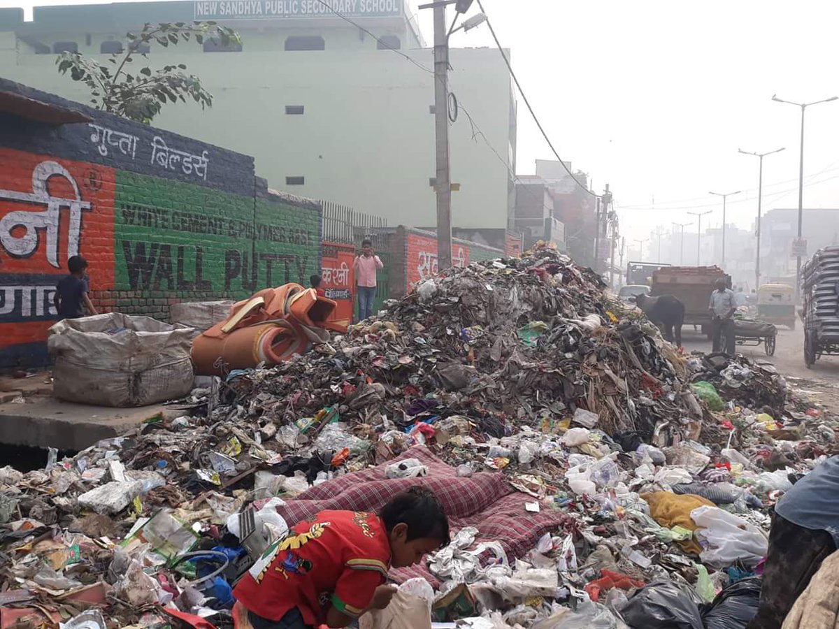 UmakantKNPSS's tweet photo. @tahirhussainaap @ArvindKejriwal @SanjayAzadSln @dilipkpandey ताहिर जी
संध्या पब्लिक स्कूल (करावल नगर रोड) पर कूड़े का पहाड़ बन गया है
आपका कार्यक्षेत्र है
आशा है 1-2 दिन में आप इस शिकायत पर उचित कार्यवाही करवाएंगे।
मेयर @Bipin_Bi_Singh से मिलना पड़े तो मेरा संगठन @KNPSS_ आपके साथ चलेगा। https://t.co/4ntiuDfb5L