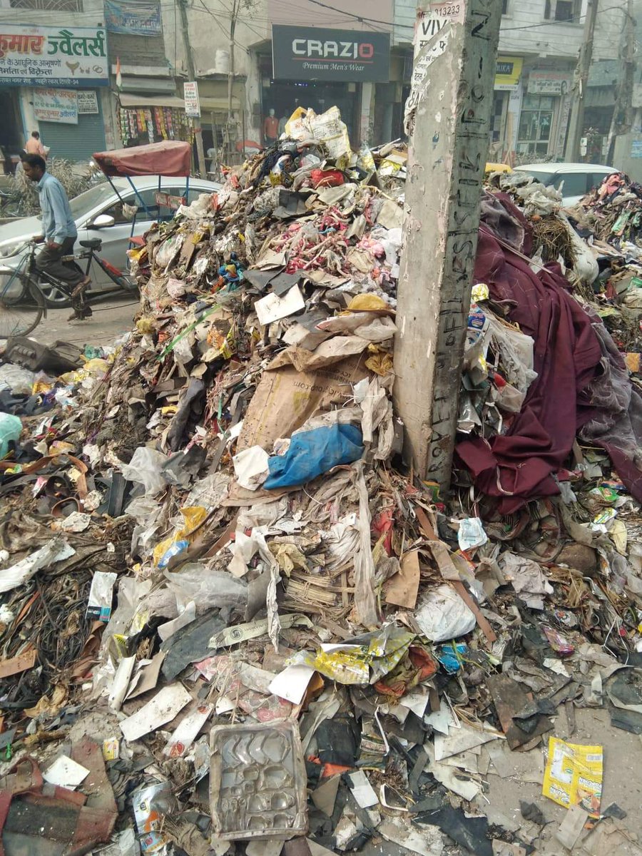 UmakantKNPSS's tweet photo. @tahirhussainaap @ArvindKejriwal @SanjayAzadSln @dilipkpandey ताहिर जी
संध्या पब्लिक स्कूल (करावल नगर रोड) पर कूड़े का पहाड़ बन गया है
आपका कार्यक्षेत्र है
आशा है 1-2 दिन में आप इस शिकायत पर उचित कार्यवाही करवाएंगे।
मेयर @Bipin_Bi_Singh से मिलना पड़े तो मेरा संगठन @KNPSS_ आपके साथ चलेगा। https://t.co/4ntiuDfb5L