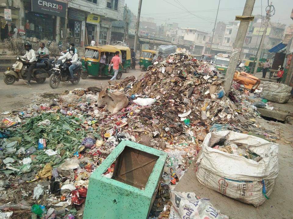 UmakantKNPSS's tweet photo. @tahirhussainaap @ArvindKejriwal @SanjayAzadSln @dilipkpandey ताहिर जी
संध्या पब्लिक स्कूल (करावल नगर रोड) पर कूड़े का पहाड़ बन गया है
आपका कार्यक्षेत्र है
आशा है 1-2 दिन में आप इस शिकायत पर उचित कार्यवाही करवाएंगे।
मेयर @Bipin_Bi_Singh से मिलना पड़े तो मेरा संगठन @KNPSS_ आपके साथ चलेगा। https://t.co/4ntiuDfb5L