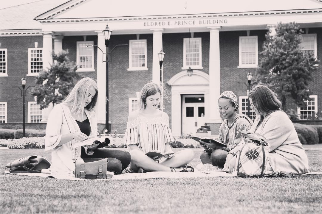 RefugeMB's tweet photo. C-Groups... connecting and learning to live like Jesus together. Get connected!! #ccu #coastalcarolinauniversity #chantsup #jesus #getconnected https://t.co/Kid7m3jDYQ