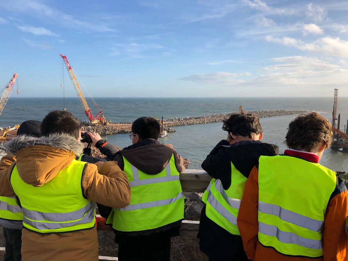 AshleyRdSchool's tweet image. P4-7 Stem Connections group learning about the Nigg Bay Harbour Expansion project. They were fascinated by the accropods- which are being made in Aberdeen! #stem #DYW #funatthebeach