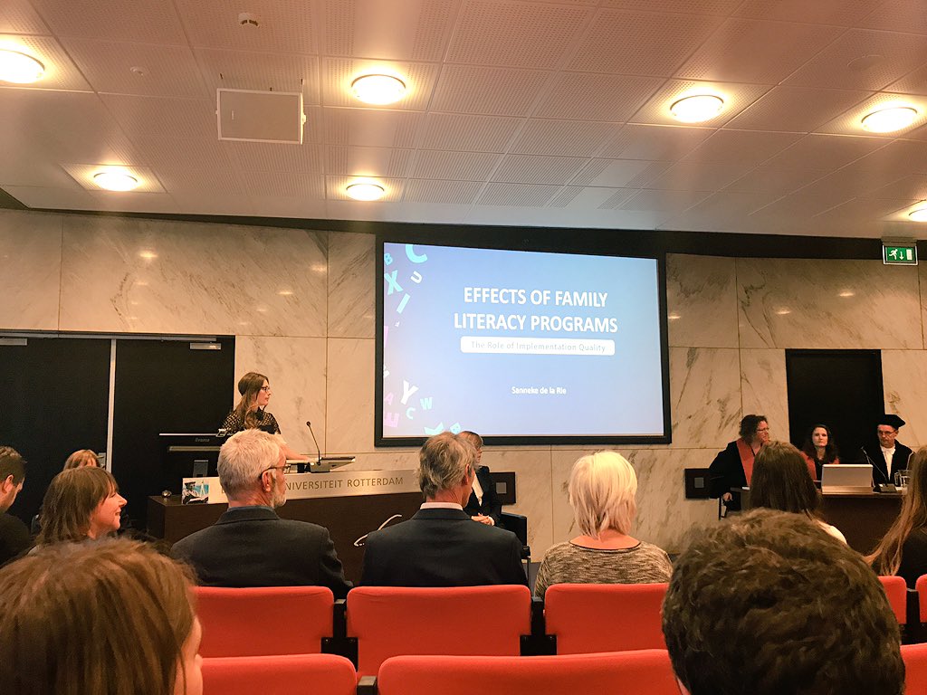 Promovenda <a href="/SannekedelaRie/">Sanneke de la Rie</a> <a href="/hsrotterdam/">Hogeschool Rotterdam</a> verdedigde met verve haar promotieonderzoek over de effecten van gezinsprogramma’s op geletterde vaardigheden van jonge kinderen. #Gefeliciteerd