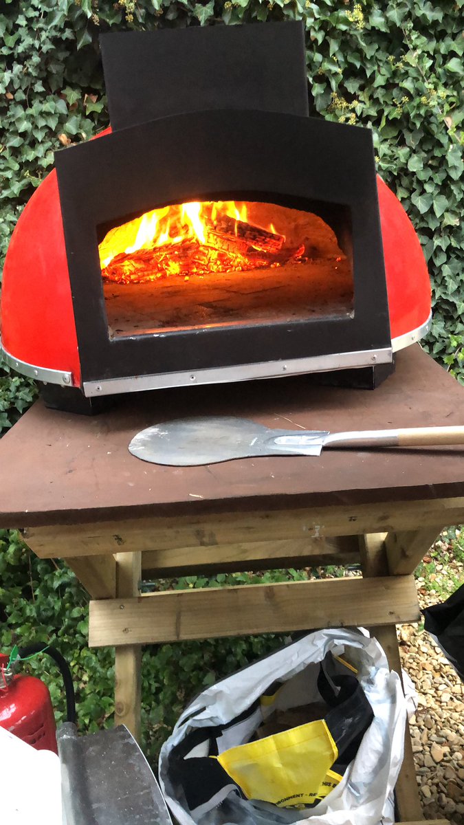 CountiesAll's tweet image. Pizza night at the castle Newbury tonite from 5-8 come and get your freshly made wood fired pizzas to eat in or takeaway. #woodfiredpizza #castlenewbury #instafood #pizzaparty