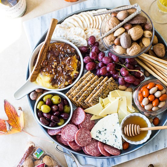 thebeachhousek's tweet photo. {NEW} Holiday Cheese Board with Baked Brie with Bacon Onion Jam and Glazed Pecans | Get ready to WOW your guests with this Holiday Cheese Board with Baked Brie with Bacon Onion Jam and Glazed Pecans.#ad #sponsored @DiamondNuts #MadeForHomemade https://t.co/o0TWzbuhhe https://t.co/MC2R408TCd