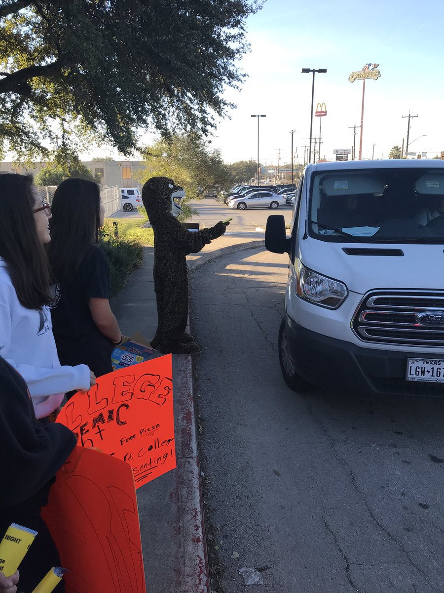 jacksonmszrod's tweet photo. Our traditional Treats in the Car Line the morning of College Night. Perfect weather!! #teamzepsey #collegenight #avid #collegeboundjaguars https://t.co/nWZn60seUj