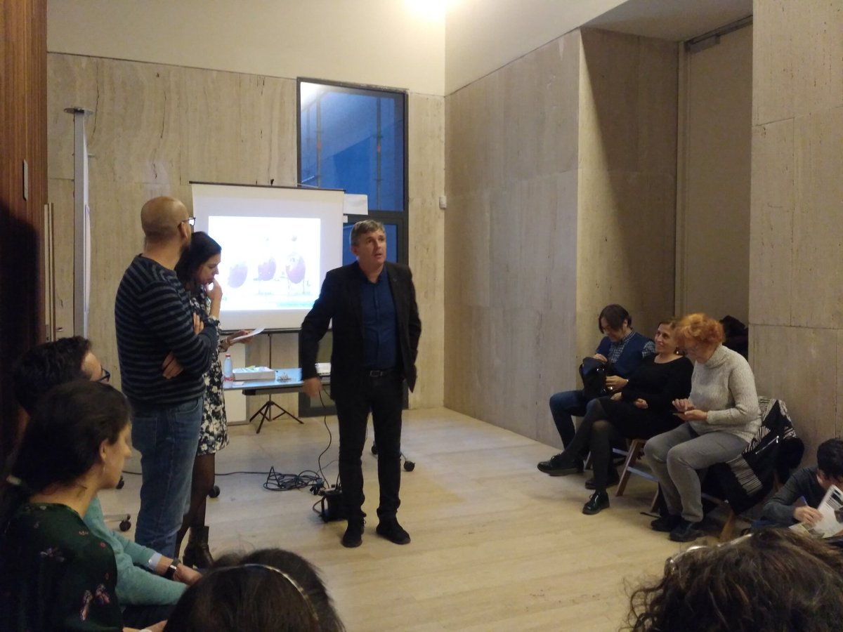 stutururu's tweet photo. @AIEtxeberria nos presentan el taller de la tarde con @angelportoles y #filipaneto
#CIEP4 https://t.co/Sci5rFLTrO