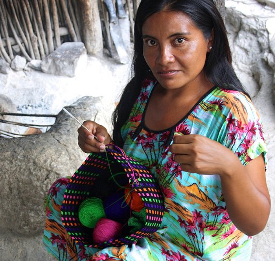 Marleny Epiayú aprendió a tejer desde los 15 años.  Es una mujer emprendedora, responsable, que le gusta tejer con sus hermanas. Conoce más de la historia de eta artesana en warecrafts.com/es/marleny-epi…  y enteraté como hizo tu mochila.  #IMadeYourBag #artisans #womenempowerment