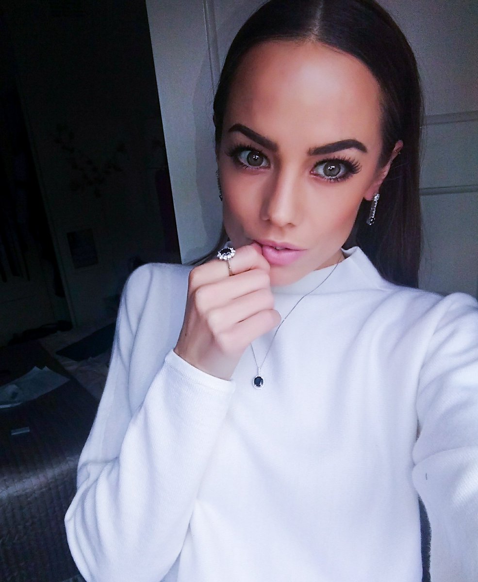 EmmaCB_'s tweet photo. Tonight darlings you shall wear #diamonds and #saphires 😍💍 #KensigntonParker https://t.co/XwiVzVx4mv