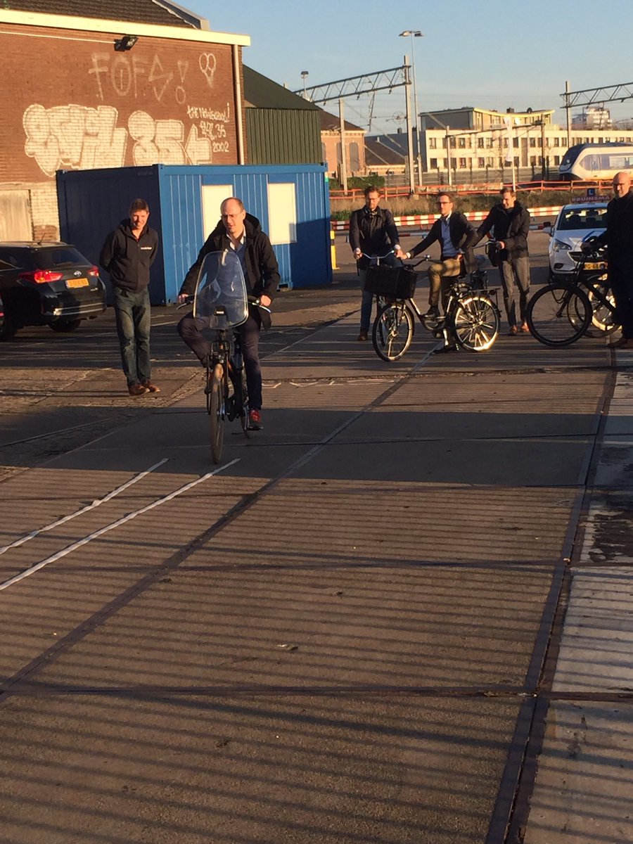 Utrechtse raadsleden van #raad030 ervaren laagdrempelig sporten en bewegen voor bewoners in kwetsbare positie. Daar hoort fiets(behendigheid) bij! Waardevolle kennismaking met initiatieven in #Noordwest van #zuilenondiepgezond en #sportutrecht