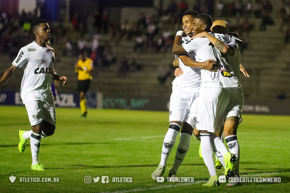 Atletico's tweet photo. Jogadores comemoram resultado positivo: https://t.co/wAjXjiQGt1

Vamos, #Galo! #PRCxCAM #AMassaJogaJunto #TimeDeTodos 🏴🏳 https://t.co/IyCQoxzXpV