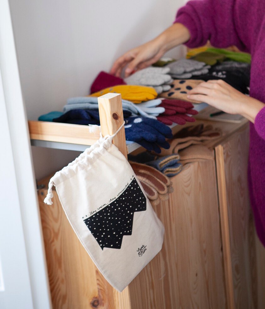 LanaMint's tweet photo. Todos tus pedidos #LanaMint llegan a tus manos en 48h (gastos de envío gratis). Además, tus guantes viajan en esta bolsita tan nórdica que diseñó Jenni kärnä-Escalante, ¿a que es bonita? 🖤😍🧤🧶 https://t.co/fGlf63MAT9