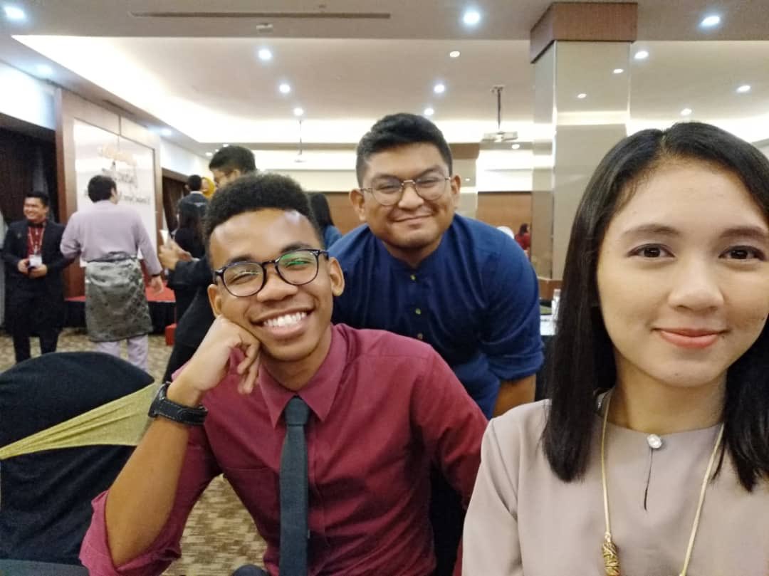 youngNavy98's tweet photo. Dinner with the folks from International Conference On Gross National Happiness - Youth Happiness Ambassador. 100% happiness were indeed detected! Love them all to bits ๐ #ICGNH #YHA #uitmj https://t.co/xJpnLFLD0E