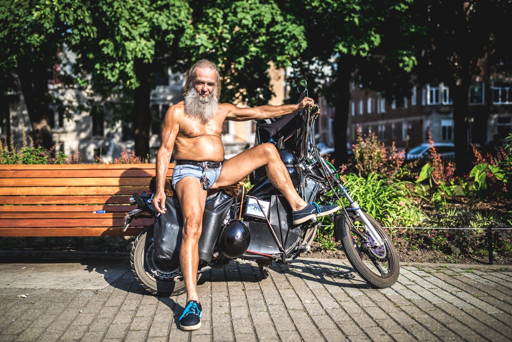 MaisonPhotoMTL's tweet photo. [Exposition solo - Montréal Safari]
Extrait de l’exposition Montréal Safari de Mikaël Theimer.  
Vernissage mercredi 21 novembre dès 17h @LeGesu 
#expo #photo #mtlmoments #mtlart 
Crédit : Sexy papy par Mikaël Theimer https://t.co/nBGO0Hd5c5