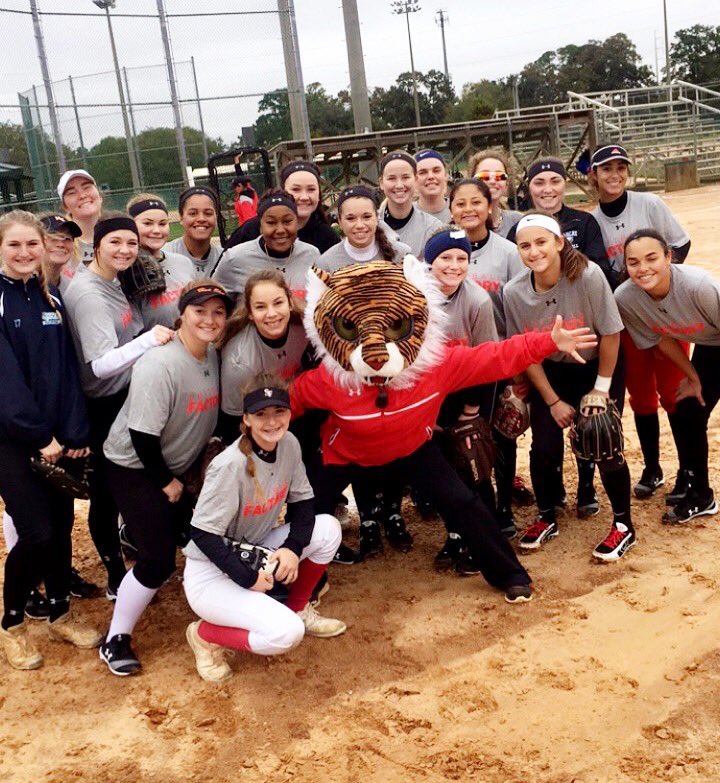 SoftballFactory's tweet photo. New week, new location‼️
We are in Savannah, GA for the #SFFC! The girls are PUMPED to get on the field today!
💪🏽🥎💪🏽🥎💪🏽🥎 https://t.co/xbqnBVGL54